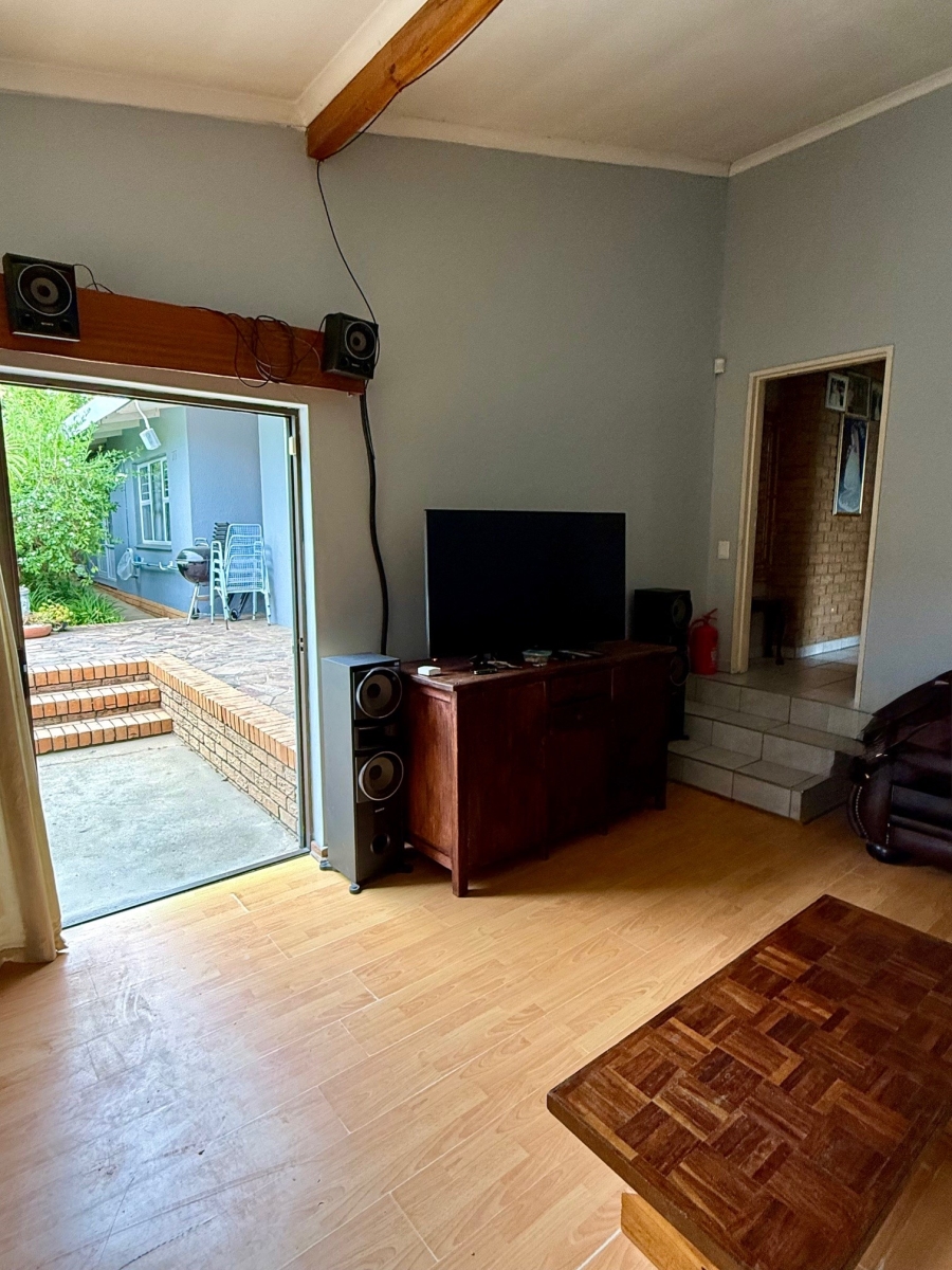 4 Bedroom Property for Sale in Bergzicht Western Cape